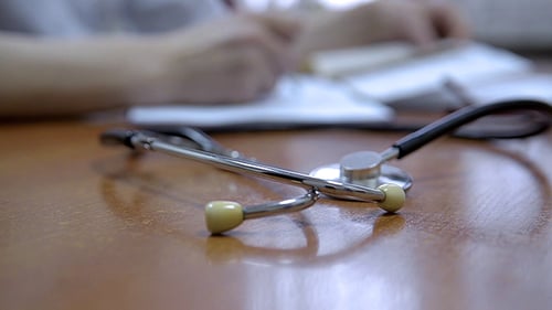 Docteur prenant des notes