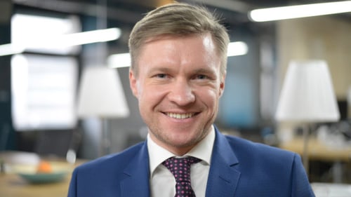 Portrait d'homme d'affaires souriant