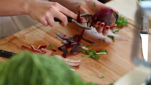 Nahaufnahme des Schälens von Rote Beete mit Schäler