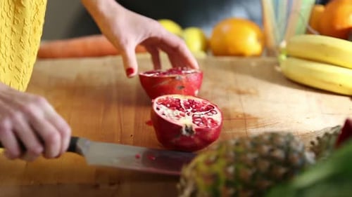 Ansicht von Frauenhänden Granatapfel schneiden 3