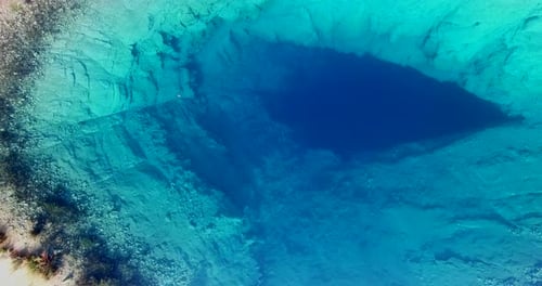 Luftaufnahme von Amazing Glavas Quelle des Flusses Cetina, Kroatien 2