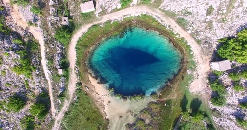 Luftaufnahme von Amazing Glavas Quelle des Flusses Cetina, Kroatien 4