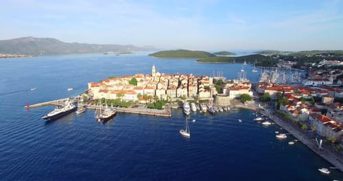 Vista aérea del puerto en la ciudad de Korcula, Croacia 1