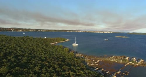 Luftaufnahme der kleinen Insel Galesnjak In Kroatien 1