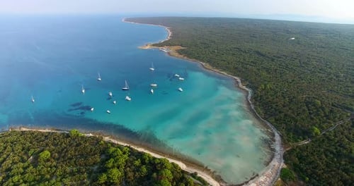 Vista aérea da bela praia de Slatinica na ilha de Olib, na Croácia 1
