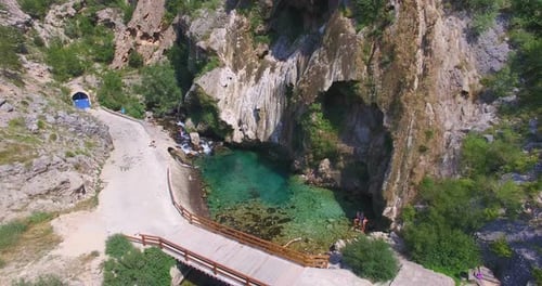 Luftaufnahme der Quelle des Flusses Krka 2