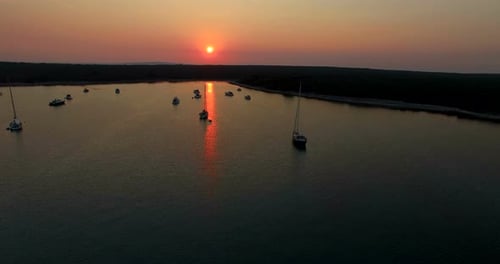 Luftaufnahme des schönen Sonnenuntergangs in der Bucht von Slatinica auf der Insel Olib, Kroatien 4
