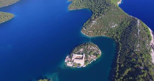 Luftaufnahme des Benediktinerklosters auf der Insel Mjlet, Kroatien 13