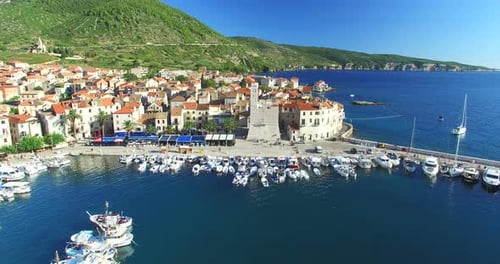 Luftaufnahme von Komiza Auf der Insel Vis, Kroatien 7