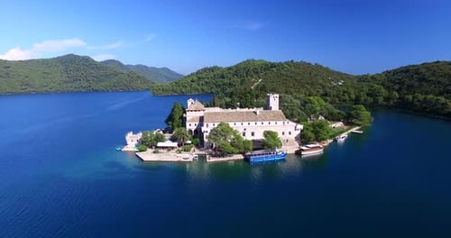 Luftaufnahme des Benediktinerklosters auf der Insel Mjlet, Kroatien 2