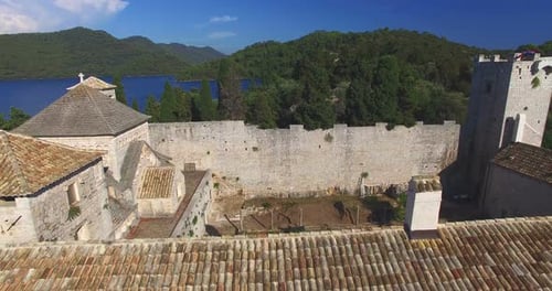 Luftaufnahme des Benediktinerklosters auf der Insel Mjlet, Kroatien 2