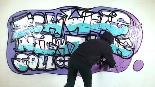 Parede de marcação de rapariga jovem com graffiti