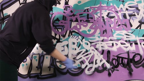 Parede de marcação de menina com graffiti