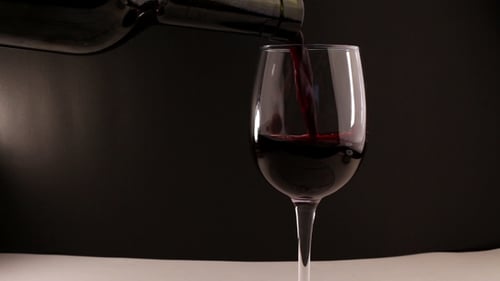 Vino tinto vertido en vaso