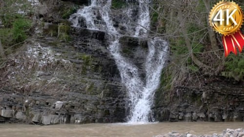 Süßwasserstrom mit Wasserfall im Berg