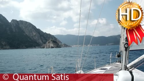 Vue sur la proue d'un voilier à voiles.