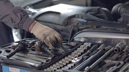 Mécanicien automobile travaillant avec un moteur de voiture