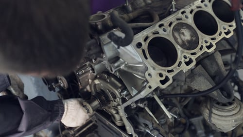 Détail de torsion d'homme sur le moteur de la voiture