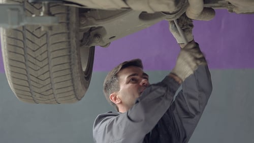 Homme Fixation Voiture Utilisant Instrument