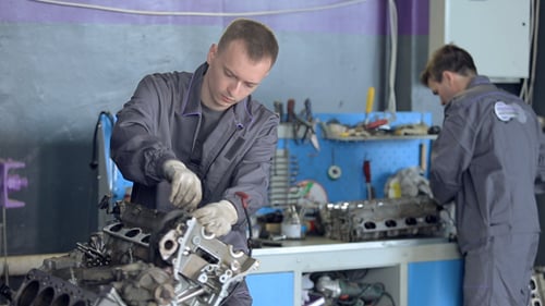 Homme travaillant avec un moteur de voiture