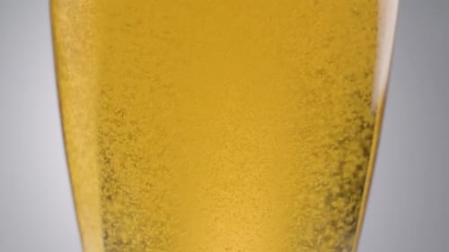Nahaufnahme, Bierblasen in Zeitlupe, Frisches goldenes Flüssiggetränk