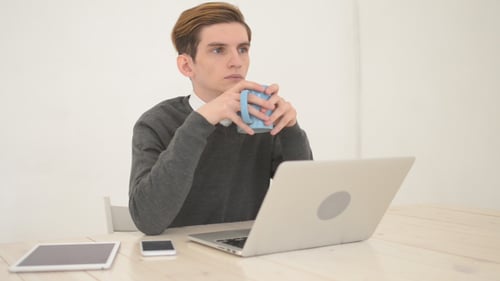 Kaffee trinken bei der Arbeit