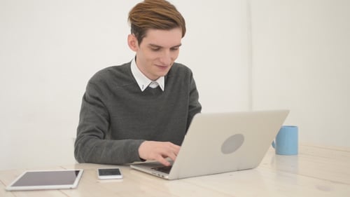 Jeune designer travaillant en studio