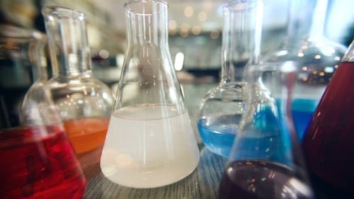 Glasflaschen in einem Labor