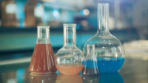 Glasflaschen in einem Labor