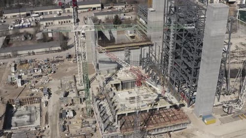 Sitio de construcción grande con grúas altas