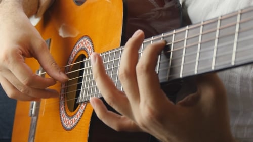 Tocar la guitarra clásica española