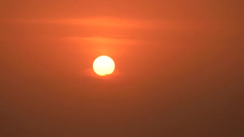 Sonnenuntergang in Wolken über rotem Sonnenuntergangshimmel-Hintergrund