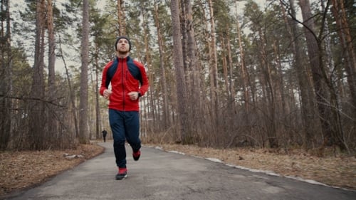 Mann läuft im Forest Woods Training
