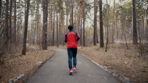 Mann läuft im Forest Woods Training
