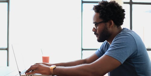 Freelancer travaillant au bureau