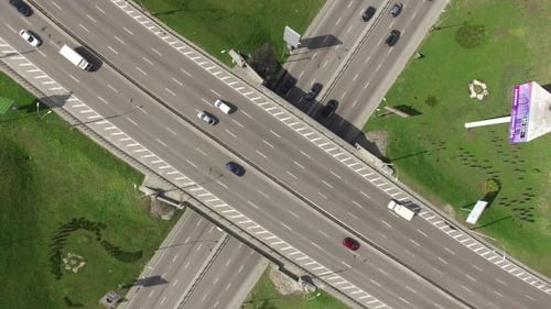 Über der Straße fliegen