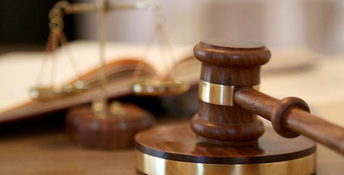 Juiz batendo um martelo em um tribunal