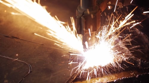 Der industrielle Laser schneidet ein Blech