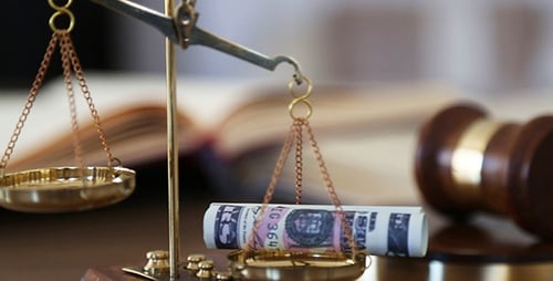 Dinheiro na balança da justiça