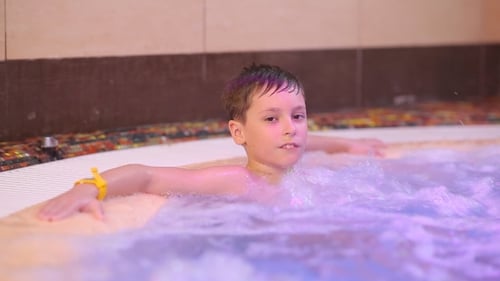 Niño se relaja en el jacuzzi