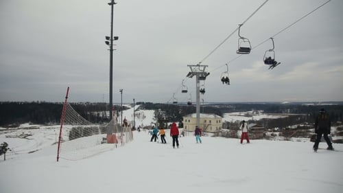 Skifahrer und Snowboarder Skifahren Downhill