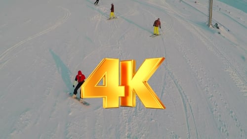 Luftaufnahme von Skifahrern und Snowboardern