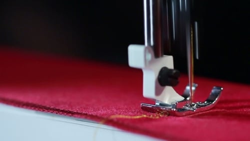 Elektrische Nähmaschine zum Sticken auf Stoff. Nähnähen auf Stoff