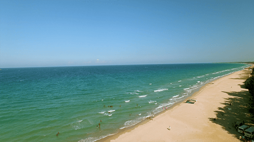 An einem tropischen Strand entlang schwenken