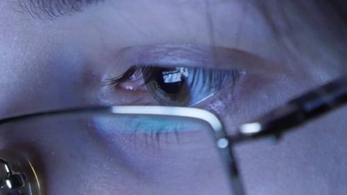 Photo De Jeune Fille Dans Des Lunettes Surfer Sur Internet Et Regarder La Vidéo La Nuit