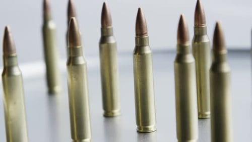 Filmmusik rotierende Aufnahme von Kugeln auf einer metallischen Oberfläche - BULLETS 061