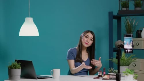 Joven vlogger filmando Vídeo en línea con cosméticos de maquillaje