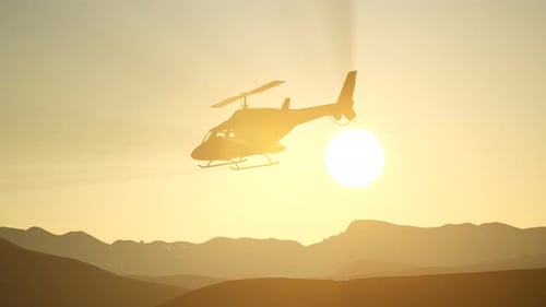 Extrem Zeitlupe fliegender Hubschrauber und Himmel bei Sonnenuntergang