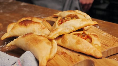 Man Cooking Empanadas Tarte Argetinian Pie Boulangerie traditionnelle d'Argentine Chef remplissant la pâte à la maison