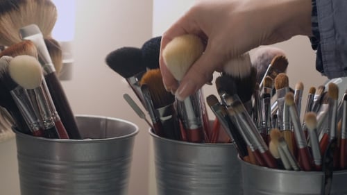 Set von Kosmetikpinseln. Make-up-Pinsel in einem Eimer